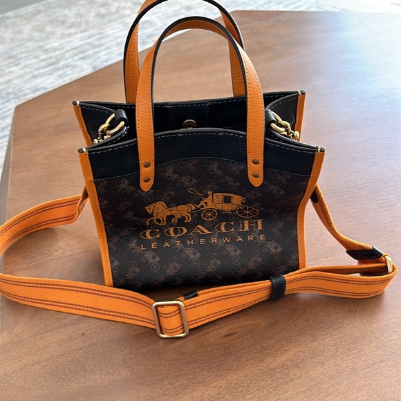 Field Tote 22 With Horse And Carriage Print Used Once - Picture 2 of 5